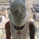 دانلود آهنگ رو دراگی فکر میکنی کل شهرم هولتن